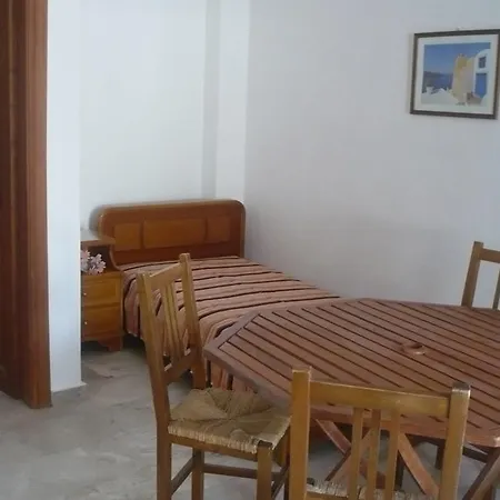 Kasteli Ostello Perissa (Santorini)